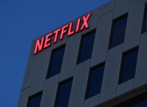 Netflix switches Warner Bros. Discovery offer to all cash