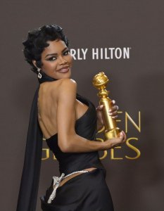 Teyana Taylor, Kenan Thompson sing flight delay updates on 'SNL'