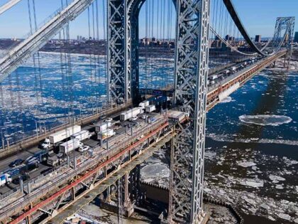 Title: Winter Weather New York Image ID: 26033848477200 Article: Ice floes float in the Hu