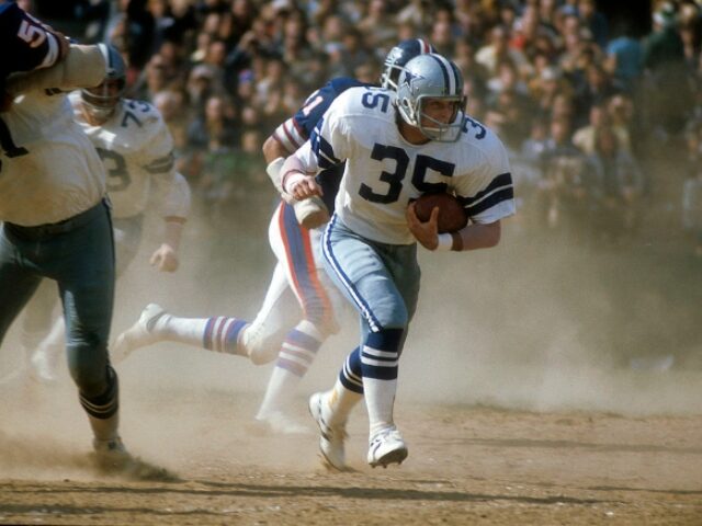 CIRCA 1976: Running back Scott Laidlaw #35 of the Dallas Cowboys carries the ball against
