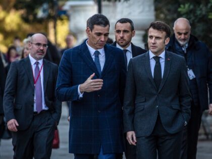Pedro Sanchez, Spain's prime minister, center, speaks with Emmanuel Macron, France's presi