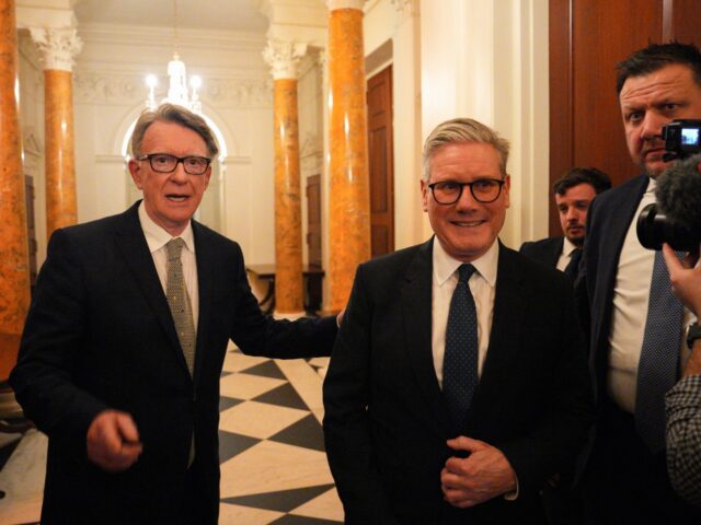 British Prime Minister Keir Starmer (R) talks with Britain's Ambassador to the United Stat