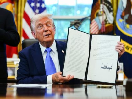Trump To Add $100,000 Fee For H-1B Visas In Latest Crackdown US President Donald Trump holds a signed executive order authorizing the Trump Gold Card i