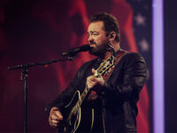 Lee Brice Rocks Halftime Performance with ‘COUNTRY NOWADAYS’: A Stirring Anthem for Faith, Fami