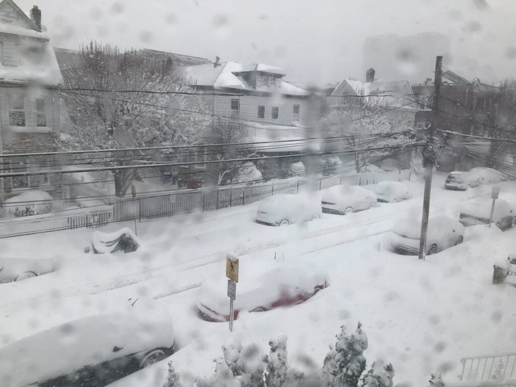 Una vista di Union City, NJ, mostra quanto è caduta la neve nelle ultime 24 ore. (Frances Martel/Breitbart)
