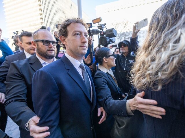 Mark Zuckerberg entering the courthouse