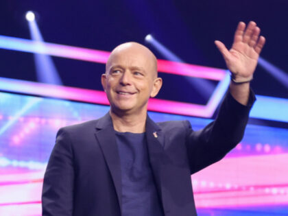 Steve Hilton speaking with attendees at the 2024 AmericaFest at the Phoenix Convention Cen