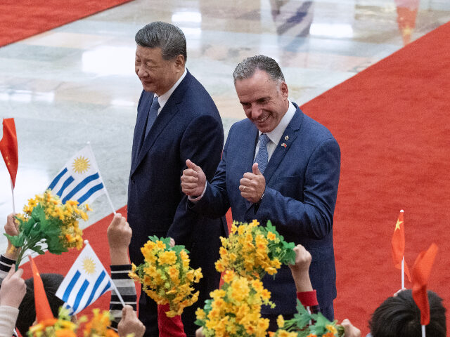 Chinese President Xi Jinping, left and Uruguay's President Yamandu Orsi, during a wel