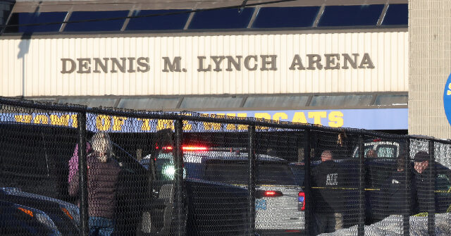 مقتل شخص واحد على الأقل وإصابة آخرين في إطلاق نار على حلبة للتزلج على الجليد بعد نزاع عائلي