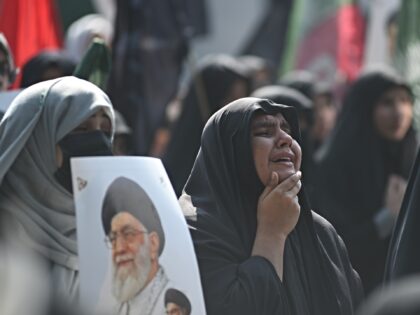 Pakistani Shiite Muslim women weep and mourn after hearing reports regarding Iranian Supre