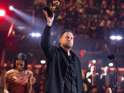 LOS ANGELES, CALIFORNIA - FEBRUARY 01: Jelly Roll accepts the Best Contemporary Country Al