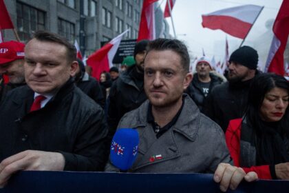 British far-right activist Tommy Robinson (C), whose real name is Stephen Yaxley-Lennon, b
