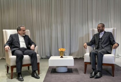 Iranian Foreign Minister Abbas Araghchi (L) meets with his Omani counterpart Badr Albusaid