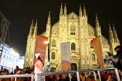 The Olympic flame reached the cathedral in Milan ahead of Friday's opening ceremony
