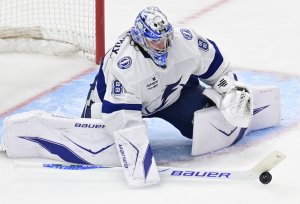 Bruins' Swayman, Lightning's Vasilevskiy tussle in NHL goalie fight