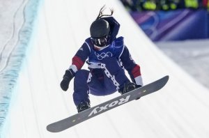 Chloe Kim wows in Olympic halfpipe qualifier despite shoulder injury