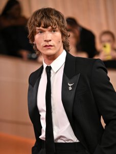 'Heated Rivalry' star Connor Storrie to guest host 'SNL'