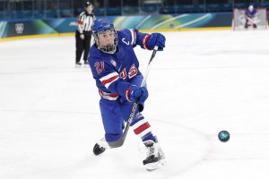 USA's Hilary Knight proposes to speed skater Brittany Bowe at Olympics