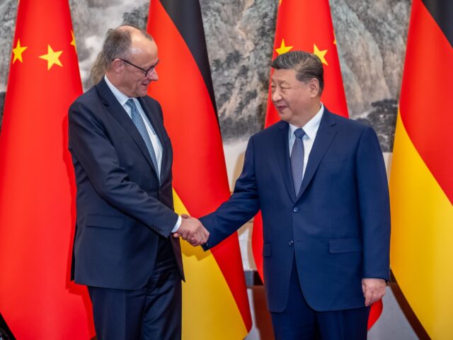 xi meets merz 25 February 2026, China, Peking: Friedrich Merz (CDU) is welcomed by Xi Jinping, President