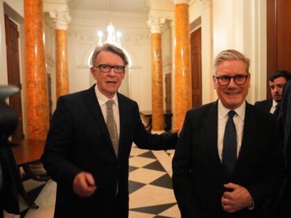 British Prime Minister Keir Starmer (R) talks with Britain's Ambassador to the United Stat