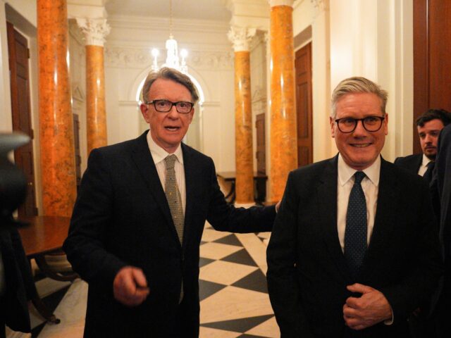 British Prime Minister Keir Starmer (R) talks with Britain's Ambassador to the United Stat