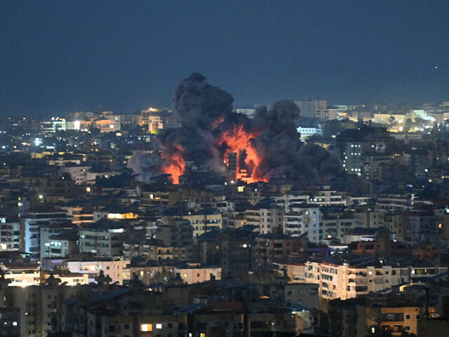 TOPSHOT-LEBANON-IRAN-ISRAEL-US-WAR-BROADCASTER TOPSHOT - Fire blazes and black smoke rises from the site of an Israeli airstrike that tar