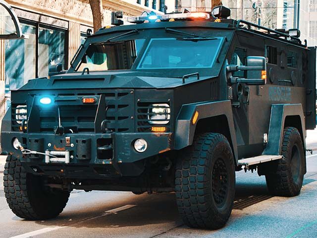 GettyImages2150438110 SWAT team