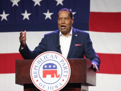 Larry Elder speaking on stage