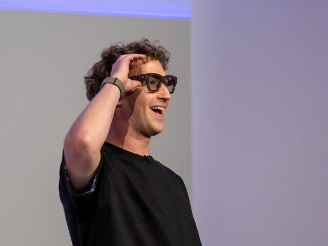 Mark Zuckerberg tests his smart glasses