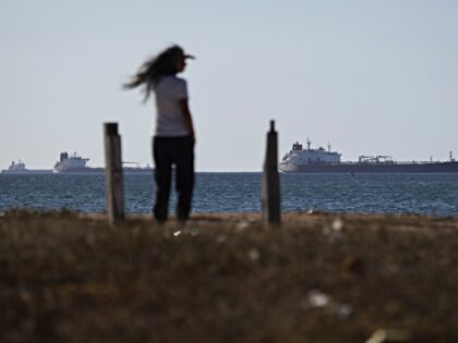 22 January 2026, Venezuela, Amuay: A woman looks out over the sea on Amuay beach. Venezuel