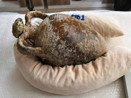 PHOTO — Italy: Police Discover Ancient Roman Shipwreck with Cargo of Jugs for Fish Sauce