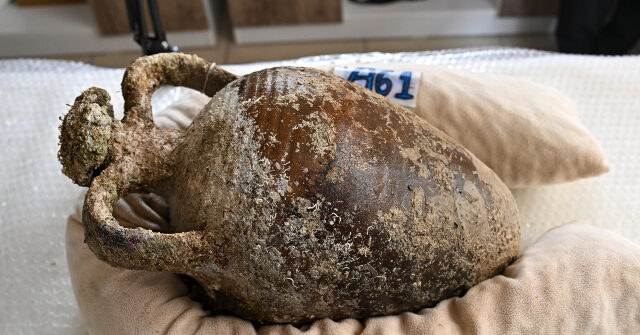 PHOTO — Italy: Police Discover Ancient Roman Shipwreck with Cargo of Jugs for Fish Sauce