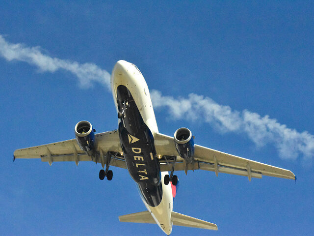 boeing, and delta in Atlanta, United States by Simon Ray (@simonbhray)