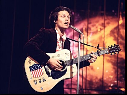 Country Joe McDonald performs on a UK TV show, London, 1972. (Photo by Michael Putland/Get