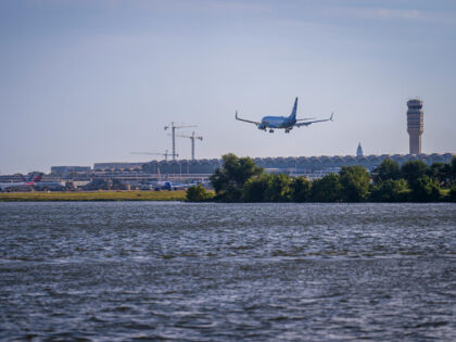 Airplane Approaching Ronald Reagan Washington National Airport (DCA)
