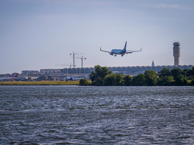 Airplane Approaching Ronald Reagan Washington National Airport (DCA)