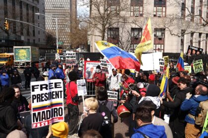 Several backers and opponents of Nicolas Maduro gathered outside the courthouse in New Yor