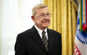 Championship coach, Notre Dame legend Lou Holtz dead at 89
