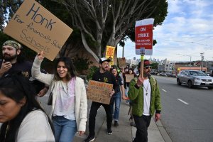 Gallup poll says U.S. workers struggling, engagement lowest in decade