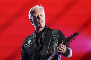 Metallica's James Hetfield proposes while scuba diving