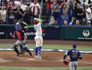 USA edges Dominican Republic, aided by blown call, to reach WBC finale