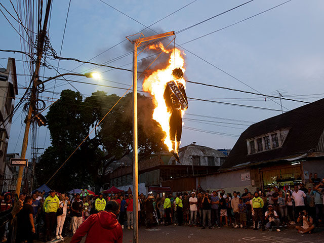 AP24092036184854 Title: Venezuela Holy Week Image ID: 24092036184854 Article: Residents burn a hanging effi