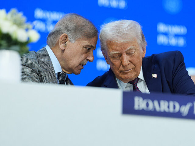 Title: Switzerland Davos Trump Image ID: 26022388116862 Article: President Donald Trump, r