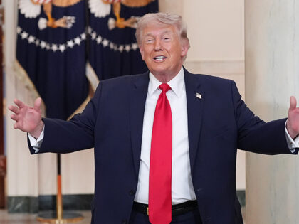 Title: APTOPIX Trump Iran US Image ID: 26092052784218 Article: President Donald Trump gest