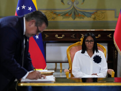 Title: APTOPIX Venezuela US Oil Image ID: 26103786156403 Article: Chevron representative M