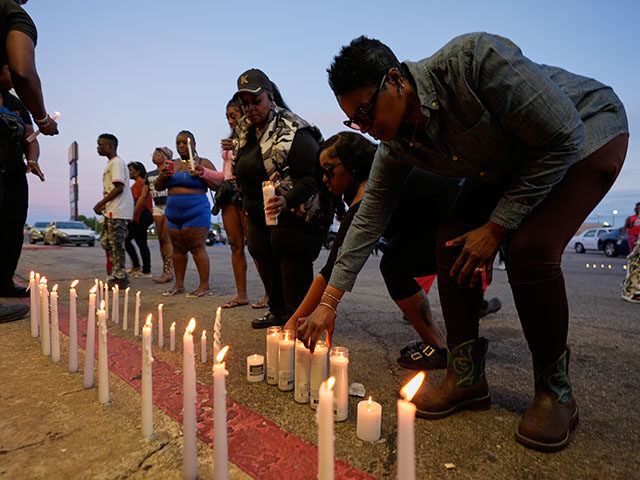 Title: Mass Shooting Louisiana Image ID: 26110032587516 Article: People light candles duri