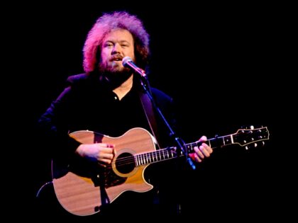 Musician Don Schlitz performs, Chicago, Illinois, December 1, 1994. (Photo by Paul Natkin/