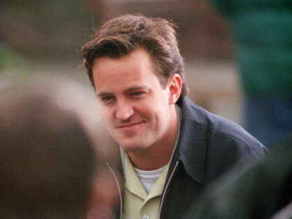 L'acteur américano-canadien Matthew Perry sur le tournage de la série Friends à Lo