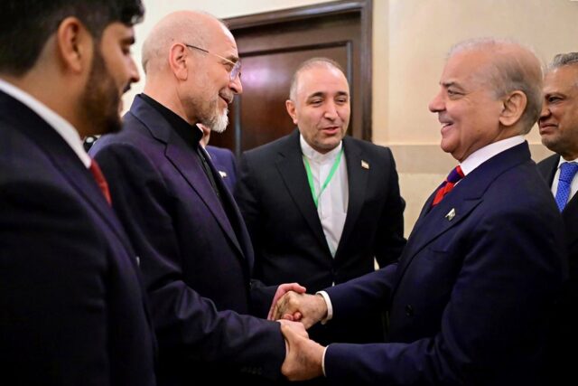 Pakistani Prime Minister Shehbaz Sharif (R) was thanked by both Iran and the United States