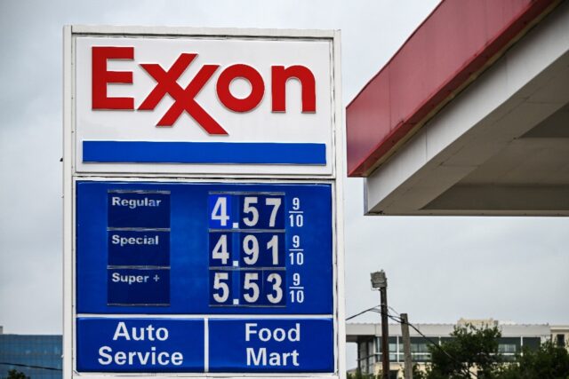 US economic growth bounced in the first quarter, boosted by investments, but consumers are